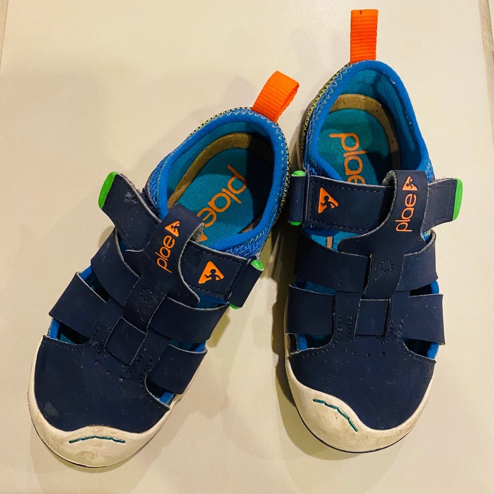 Plae sandals